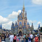 Decenas de personas caminan frente al palacio de la Cenicienta en el parque temático Magic Kingdom en Lake Buena Vista, Florida (EE.UU.). Imagen de archivo. EFE/Álvaro Blanco