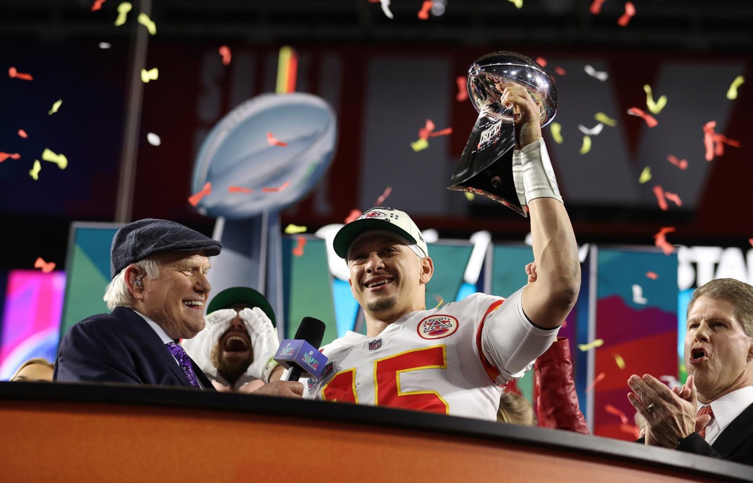 Con la victoria los Chiefs ahora forman parte del grupo de equipos que han ganado tres veces el trofeo Vince Lombardi que completan los Commanders, los Raiders y los Broncos, aunque ninguno de estos tres luce tan competitivo como Kansas City. EFE/EPA/CAROLINE BREHMAN