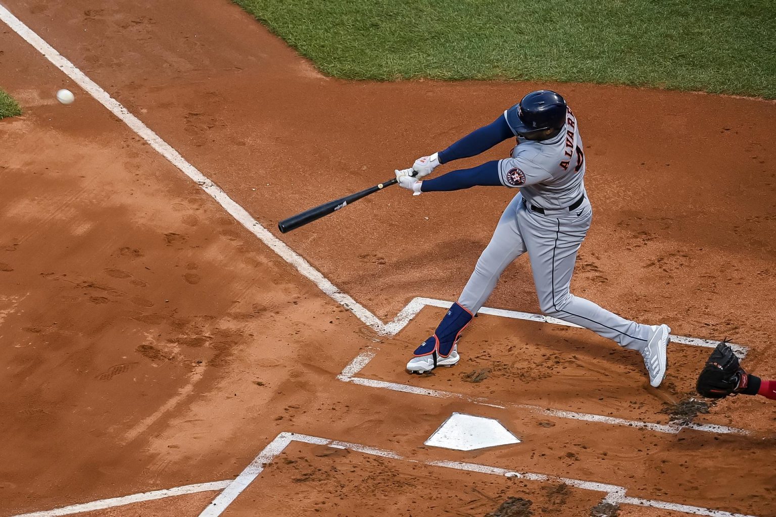 Foto de archivo del toletero cubano Yordan Álvarez. EFE/EPA/JOHN CETRINO