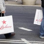Varias personas salen con las compras de navidad de última hora de la tienda Macy's en Nueva York, Estados Unidos. EFE/Justin Lane