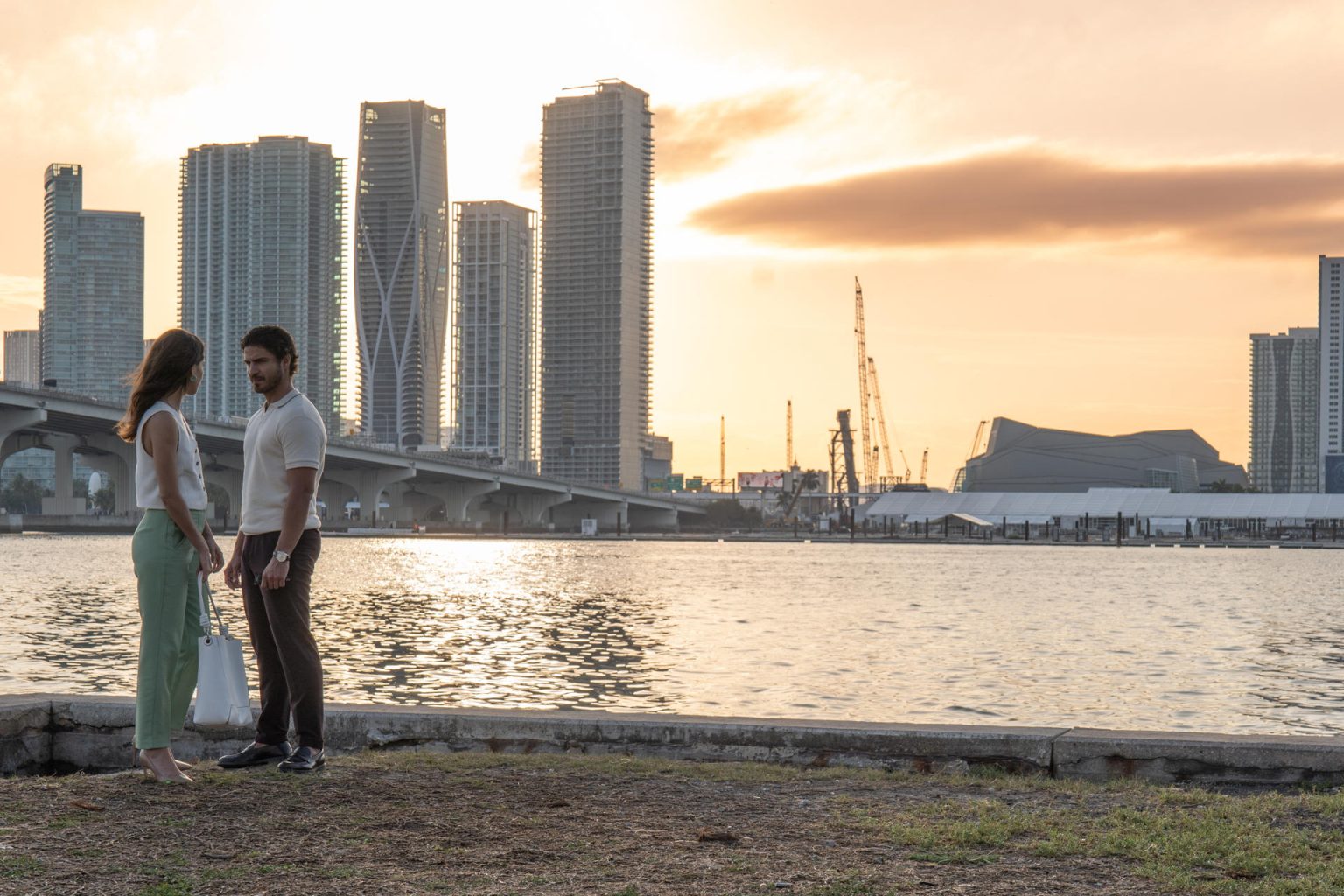 Fotografía cedida por TelevisaUnivision donde aparecen la actriz mexicana Ximena Romo y el español Maxi Iglesias, durante el rodaje de la serie "Los artistas: primeros trazos", el 23 de enero de 2023 en Miami, Florida (Estados Unidos). EFE/ Televisaunivision / SOLO USO EDITORIAL/ SOLO DISPONIBLE PARA ILUSTRAR LA NOTICIA QUE ACOMPAÑA (CRÉDITO OBLIGATORIO)