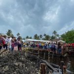 Grupos de personas esperan para abordar una lancha en el manglar del complejo "Cinco Lagunas", el 16 de febrero de 2023, en el municipio de Comalcalco, en el estado de Tabasco (México). EFE/ Manuel López