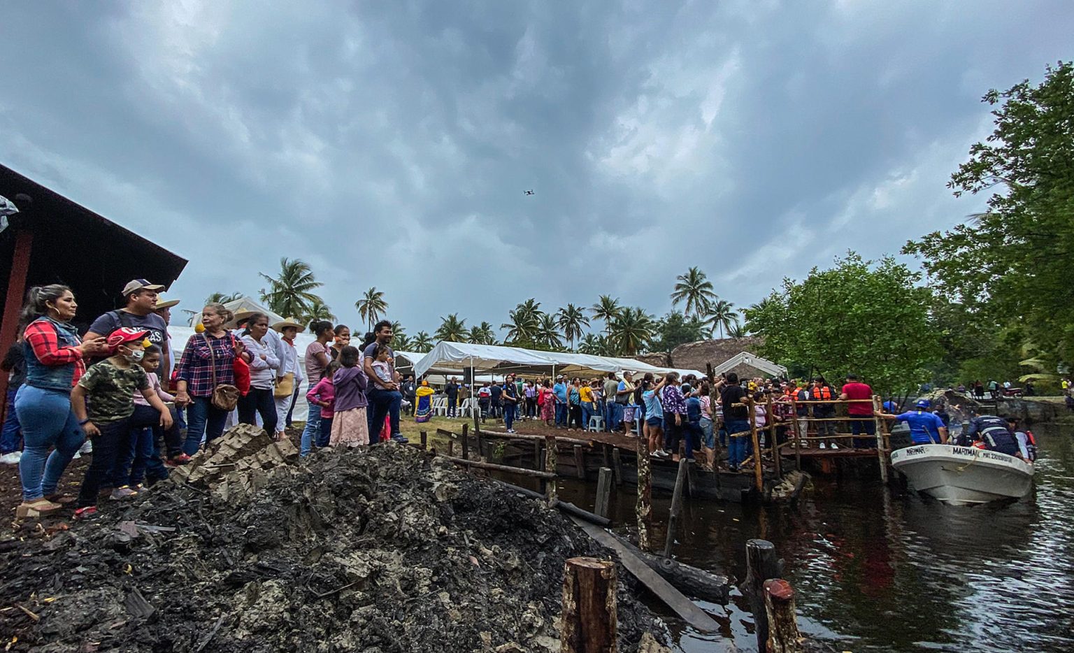 Grupos de personas esperan para abordar una lancha en el manglar del complejo "Cinco Lagunas", el 16 de febrero de 2023, en el municipio de Comalcalco, en el estado de Tabasco (México). EFE/ Manuel López