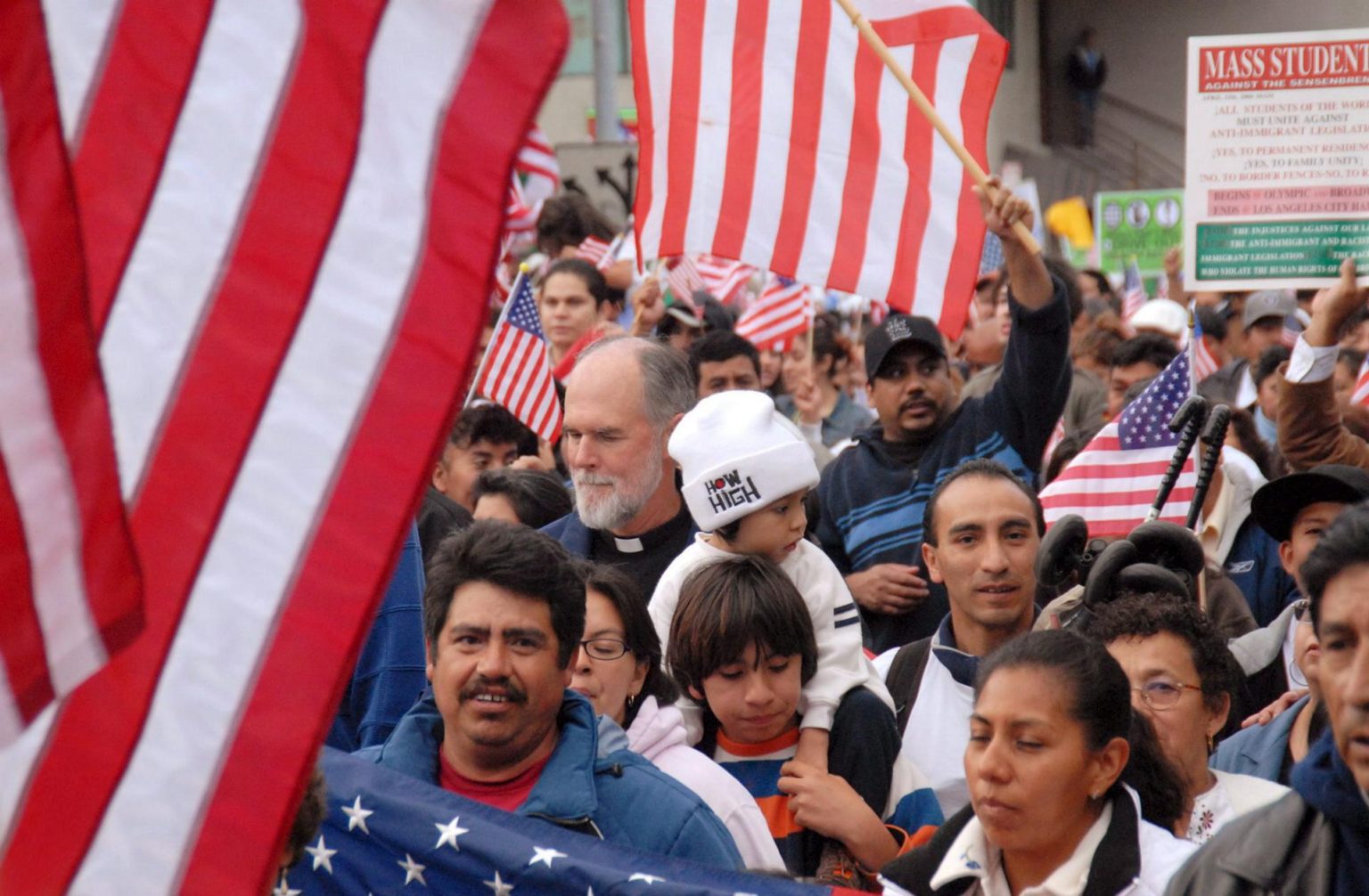 Fotografía de archivo de miles de inmigrantes y residentes que participan en una manifestación para apoyar los derechos de los inmigrantes en el centro de Los Angeles, California (Estados Unidos). EFE/Jaime Rector