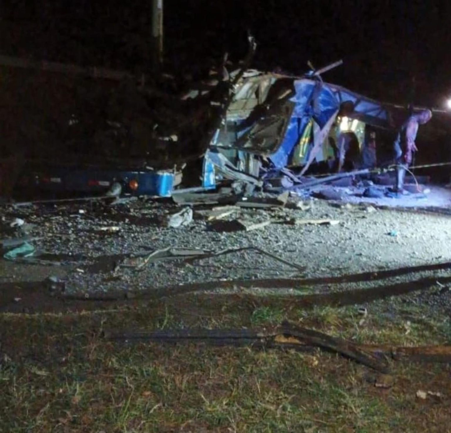 Fotografía cedida hoy por Noticias Chiricanas del autóbus que cayó de un precipicio la madrugada de este miércoles en el área de Gualaca, en el occidente de Panamá. Al menos 39 personas murieron y más de 20 resultaron heridas del autobús que "transportaba personas migrantes en tránsito por el istmo, desde las estaciones temporales de recepción migratoria en Darién", frontera con Colombia, y sufrió "un accidente camino a la estación de Los Planes de Gualaca, en la provincia de Chiriquí", limítrofe con Costa Rica. EFE/ Noticias Chiricanas SOLO USO EDITORIAL/NO VENTAS/SOLO DISPONIBLE PARA ILUSTRAR LA NOTICIA QUE ACOMPAÑA/CRÉDITO OBLIGATORIO/MÁXIMA CALIDAD DISPONIBLE