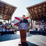 Fotografía de archivo divulgada el gobernador de Florida, Ron DeSantis, donde aparece hablando durante uno de sus mítines junto al cartel de "Mantenga a Florida libre". EFE/Oficina Ron DeSantis /SOLO USO EDITORIAL/NO VENTAS/SOLO DISPONIBLE PARA ILUSTRAR LA NOTICIA QUE ACOMPAÑA/CRÉDITO OBLIGATORIO