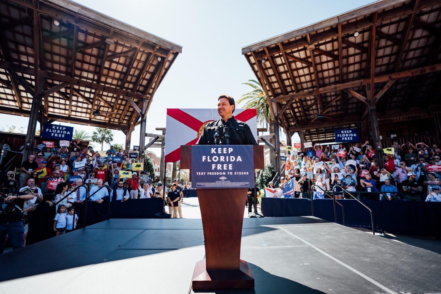 Fotografía de archivo divulgada el gobernador de Florida, Ron DeSantis, donde aparece hablando durante uno de sus mítines junto al cartel de "Mantenga a Florida libre". EFE/Oficina Ron DeSantis /SOLO USO EDITORIAL/NO VENTAS/SOLO DISPONIBLE PARA ILUSTRAR LA NOTICIA QUE ACOMPAÑA/CRÉDITO OBLIGATORIO