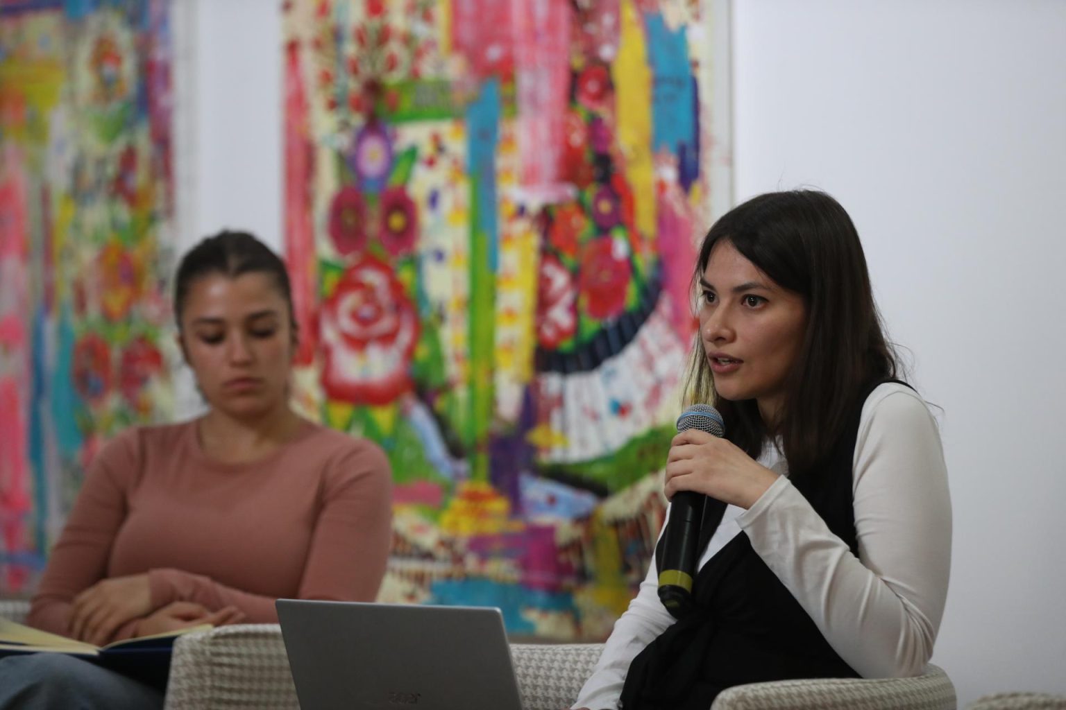 La coordinadora de datos de Data Cívica, Alicia Franco (i), y la coordinadora del programa de prevención de la tortura de Documenta, Dayenari Arellano (d), participan en una conferencia de prensa hoy, en Ciudad de México (México). EFE/ Sáshenka Gutiérrez