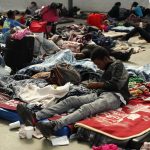 Fotografía de archivo de migrantes que descansan en un albergue. EFE/José Méndez