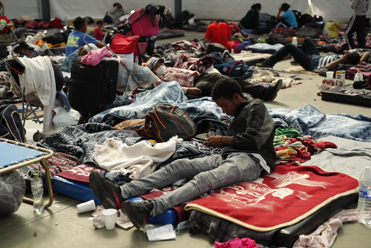 Fotografía de archivo de migrantes que descansan en un albergue. EFE/José Méndez