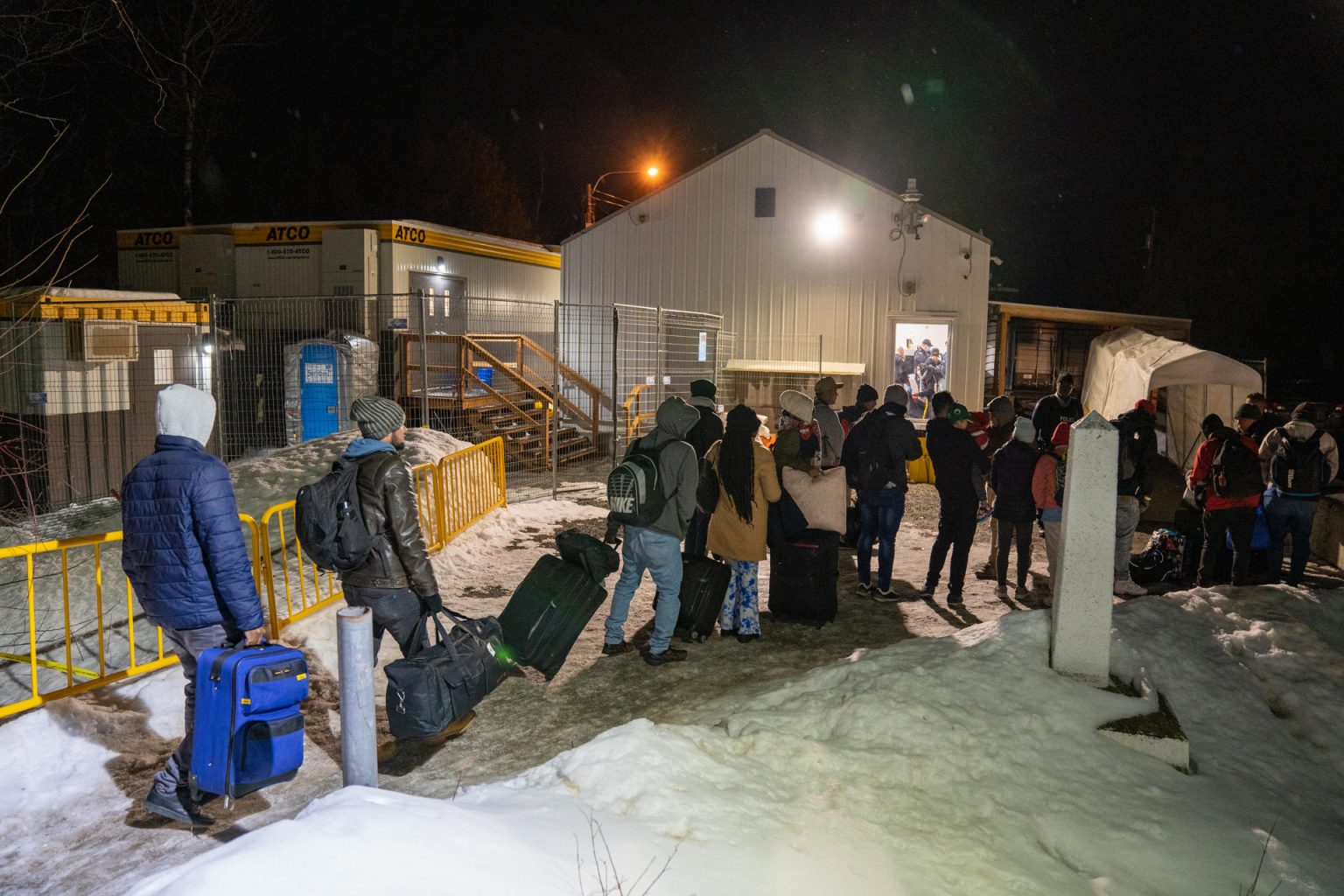 Inmigrantes procedentes de Nueva York con destino a Canadá llegan el 14 de febrero de 2023 a Plattsburgh, Nueva York (Estados Unidos). Cientos de inmigrantes transitan cada día por el paso irregular de Roxham Road desde Estados Unidos a Canadá y suponen así un balón de oxígeno para la ciudad de Nueva York, que en menos de un año ha recibido a 45.000, en su mayoría latinoamericanos, y ahora trata de reubicarlos en otros lugares. EFE/Ángel Colmenares