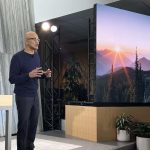 El director general de la tecnológica de Microsoft, Satya Nadella, habla hoy en la sede de la compañía en Redmond, Washington (EE. UU). EFE/Sarah Yañéz-Richards