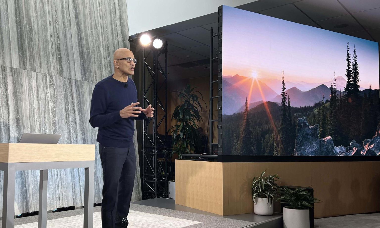 El director general de la tecnológica de Microsoft, Satya Nadella, habla hoy en la sede de la compañía en Redmond, Washington (EE. UU). EFE/Sarah Yañéz-Richards