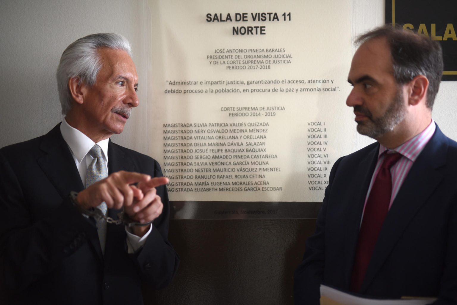 Imagen de archivo en la que se observa al periodista y fundador del matutino elPeriódico, José Rubén Zamora (izq) durante una reunión con Michael Greenspon (d) presidente de la Sociedad Interamericana de Prensa y gerente global de Licencia de The New York Times. EFE/ Edwin Bercián