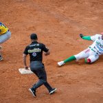 Justin Dean de México se desliza ante Colombia, durante la primera ronda de la Serie del Caribe Gran Caracas 2023, hoy, en el Estadio Munumental "Simón Bolívar", en Caracas (Venezuela). EFE/ Rayner Peña R.