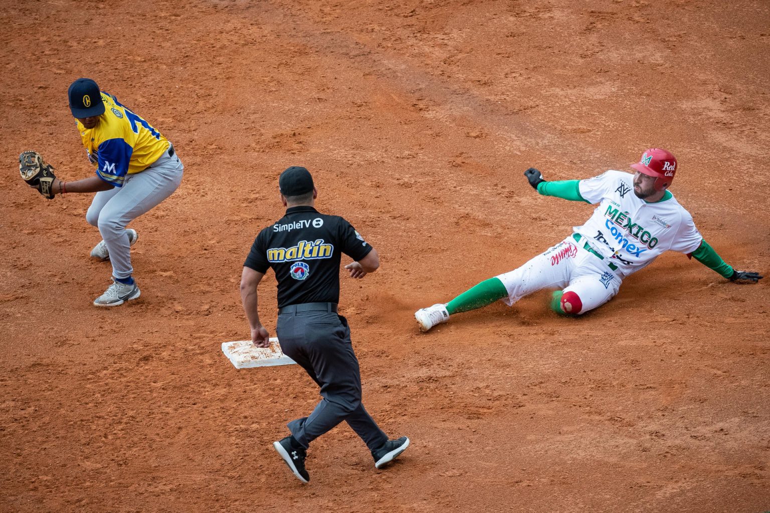 Justin Dean de México se desliza ante Colombia, durante la primera ronda de la Serie del Caribe Gran Caracas 2023, hoy, en el Estadio Munumental "Simón Bolívar", en Caracas (Venezuela). EFE/ Rayner Peña R.