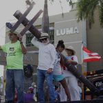 Varias personas cargan un poste de luz a modo de cruz durante una manifestación contra la empresa eléctrica LUMA en San Juan (P.Rico). Imagen de archivo. EFE/ Thais Llorca