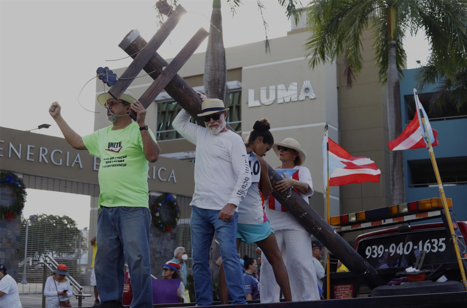 Varias personas cargan un poste de luz a modo de cruz durante una manifestación contra la empresa eléctrica LUMA en San Juan (P.Rico). Imagen de archivo. EFE/ Thais Llorca