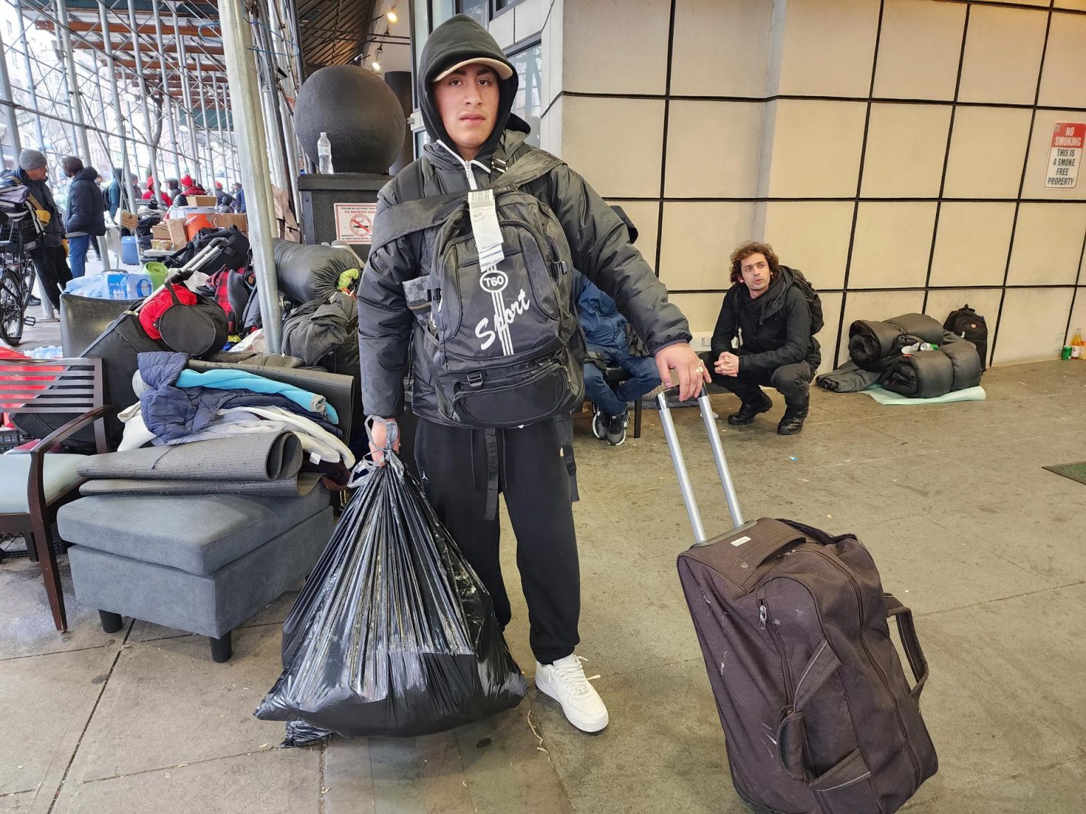 Personas migrantes venezolanas desalojadas del hotel Watson esperan en la afueras del edificio en Nueva York (EEUU). EFE/ Ruth E. Hernández