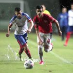 El jugador Patrick de Lucca Chaves de Oliveira (i), de Bahía disputa el balón con Alan Soñora (d), de Independiente, durante un partido de la Copa Sudamericana. Imagen de archivo. EFE/Adilson Venegeroles