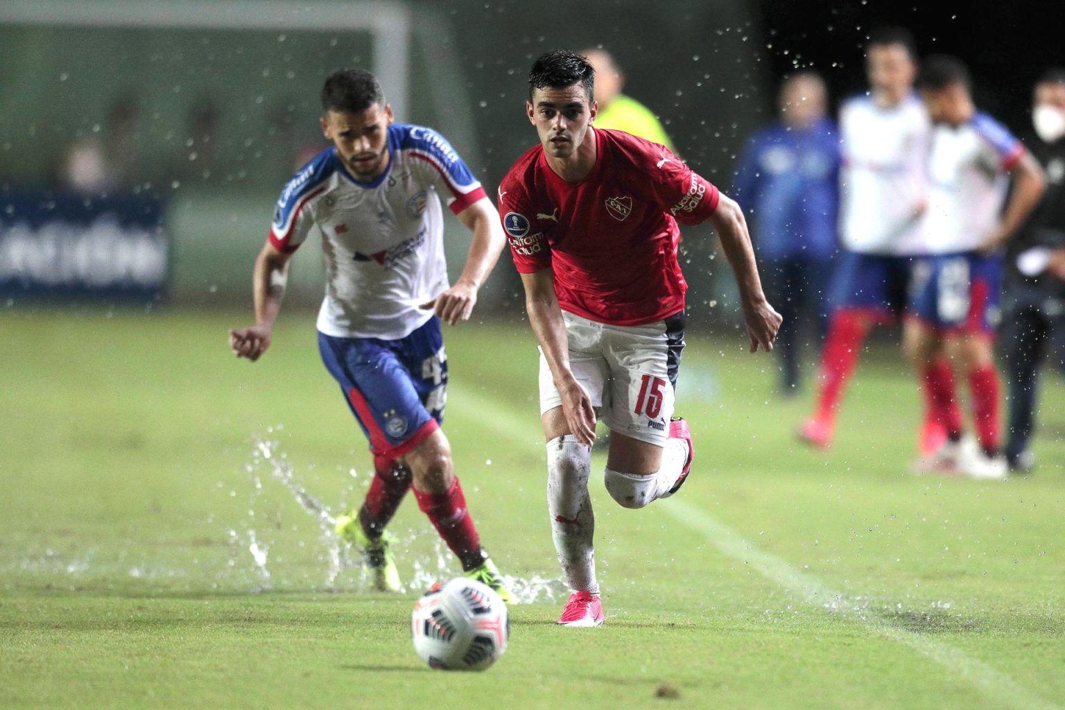 El jugador Patrick de Lucca Chaves de Oliveira (i), de Bahía disputa el balón con Alan Soñora (d), de Independiente, durante un partido de la Copa Sudamericana. Imagen de archivo. EFE/Adilson Venegeroles