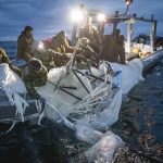 Fotografía cedida por la Armada de Estados Unidos donde aparecen unos marineros asignados al Grupo 2 de Eliminación de Artefactos Explosivos mientras recuperan el globo de vigilancia chino del mar, el 5 de febrero de 2023, frente a la costa de Myrtle Beach, Carolina del Sur (EEUU). EFE/ Tyler Thompson U.s. Navy SOLO USO EDITORIAL SOLO DISPONIBLE PARA ILUSTRAR LA NOTICIA QUE ACOMPAÑA (CRÉDITO OBLIGATORIO)