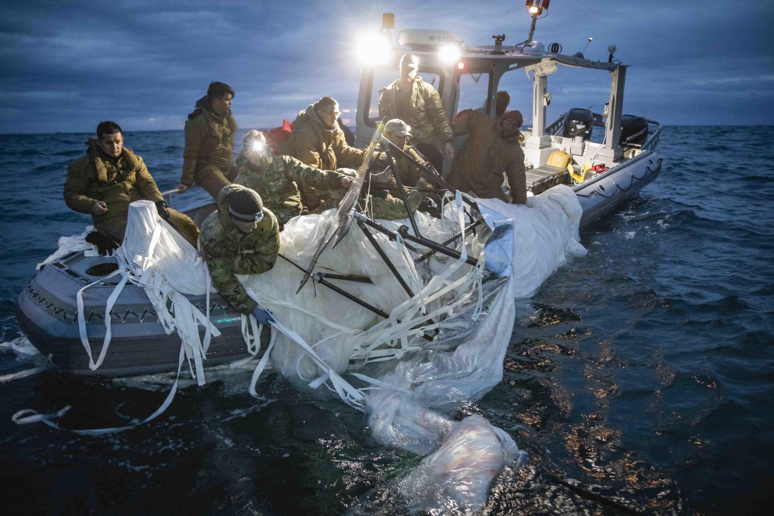 Fotografía cedida por la Armada de Estados Unidos donde aparecen unos marineros asignados al Grupo 2 de Eliminación de Artefactos Explosivos mientras recuperan el globo de vigilancia chino del mar, el 5 de febrero de 2023, frente a la costa de Myrtle Beach, Carolina del Sur (EEUU). EFE/ Tyler Thompson U.s. Navy SOLO USO EDITORIAL SOLO DISPONIBLE PARA ILUSTRAR LA NOTICIA QUE ACOMPAÑA (CRÉDITO OBLIGATORIO)