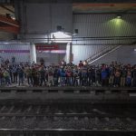Cientos de personas esperan la llega de un tren en el sistema de Transporte Colectivo (Metro), el 6 de febrero de 2023, en Ciudad de México (México). EFE/ Isaac Esquivel