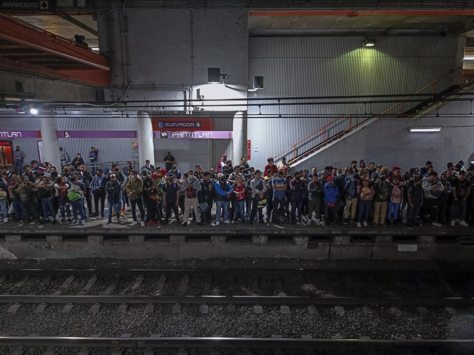 Cientos de personas esperan la llega de un tren en el sistema de Transporte Colectivo (Metro), el 6 de febrero de 2023, en Ciudad de México (México). EFE/ Isaac Esquivel