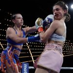 La boxeadora australiana Skye Nicolson (i) asesta un puñetazo en la cara a la boxeadora española Tania Álvarez durante su combate de boxeo por el campeonato femenino de peso gallo WBC Silver en el Madison Square Garden de Nueva York, EE.UU. EFE/EPA/JASON SZENES