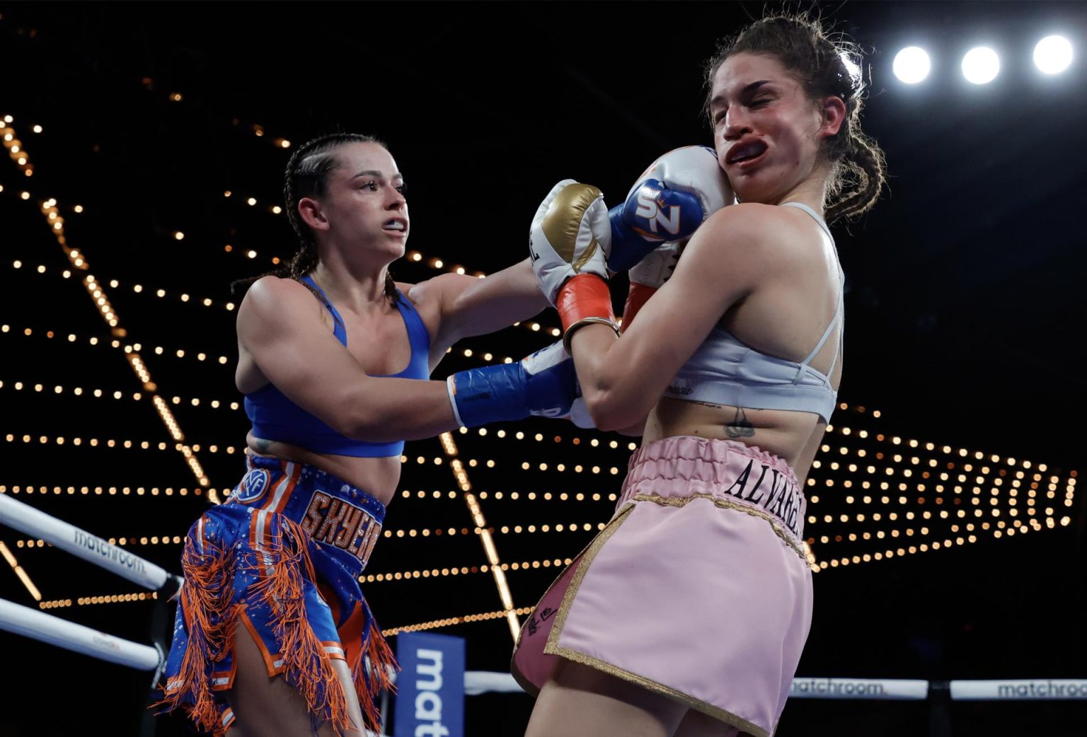 La boxeadora australiana Skye Nicolson (i) asesta un puñetazo en la cara a la boxeadora española Tania Álvarez durante su combate de boxeo por el campeonato femenino de peso gallo WBC Silver en el Madison Square Garden de Nueva York, EE.UU. EFE/EPA/JASON SZENES