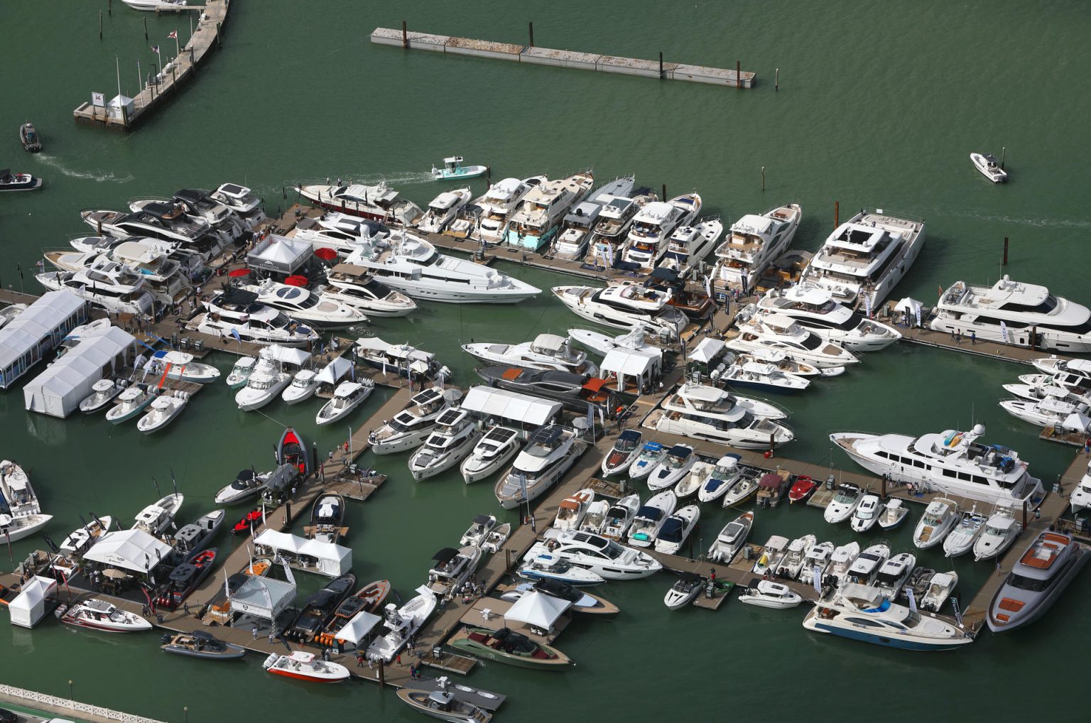 Fotografía cedida por el Miami International Boat Show, que muestra una vista aérea de la localización en el 2022 de la feria de botes en Miami, Florida. EFE/Miami Boat Show /SOLO USO EDITORIAL/NO VENTAS/SOLO DISPONIBLE PARA ILUSTRAR LA NOTICIA QUE ACOMPAÑA/CRÉDITO OBLIGATORIO