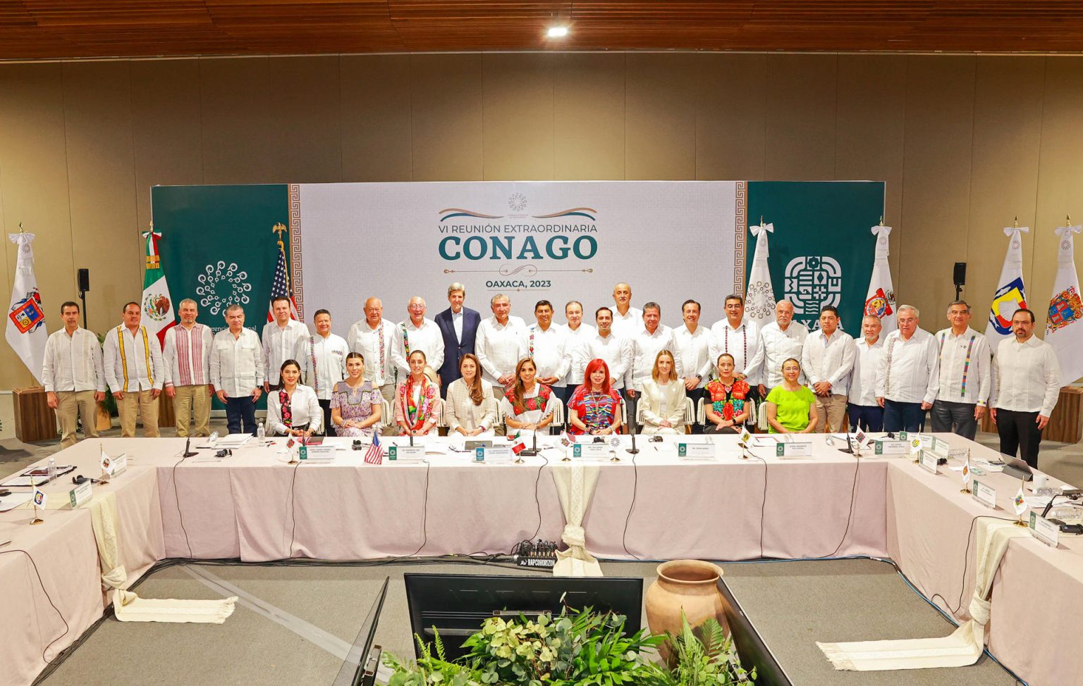 Fotografía cedida hoy por la Conferencia Nacional de Gobernadores (Conago), que muestra a los mandatarios mientras posan durante su VI Reunión Extraordinaria, en el Centro Cultural y de Convenciones del Estado de Oaxaca (México). EFE/ Conago /SOLO USO EDITORIAL /SOLO DISPONIBLE PARA ILUSTRAR LA NOTICIA QUE ACOMPAÑA (CRÉDITO OBLIGATORIO)