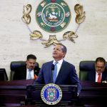 El gobernador de Puerto Rico, Pedro Pierluisi, habla hoy durante su mensaje anual sobre la situación del Estado ante la Asamblea Legislativa en San Juan (Puerto Rico). EFE/Thais Llorca