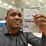 Fotografía de archivo de una persona que muestra su visa estadounidense.  EFE/GIORGIO VIERA