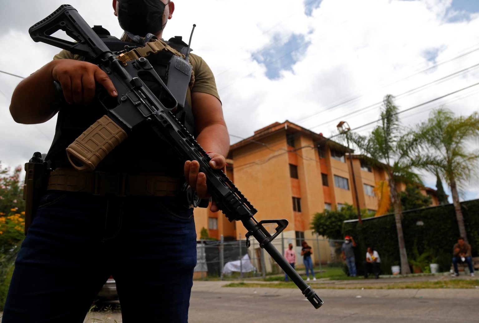 Un miembro de la Fiscalía de Jalisco participa en un operativo en relación con la desaparición de una menor, en las inmediaciones de un edificio de departamentos en la ciudad de Zapopan (México). EFE/Francisco Guasco