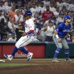 Francisco Lindor de Puerto Rico (I) en acción contra Ty Kelly de Israel durante el partido del Grupo D del Clásico Mundial de Béisbol 2023, este 13 de marzo de 2023. EFE/EPA/Cristóbal Herrera-Ulashkevich