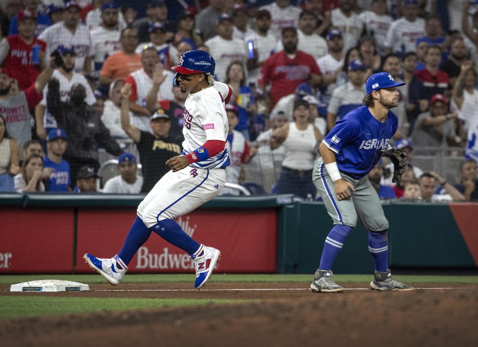 Francisco Lindor de Puerto Rico (I) en acción contra Ty Kelly de Israel durante el partido del Grupo D del Clásico Mundial de Béisbol 2023, este 13 de marzo de 2023. EFE/EPA/Cristóbal Herrera-Ulashkevich