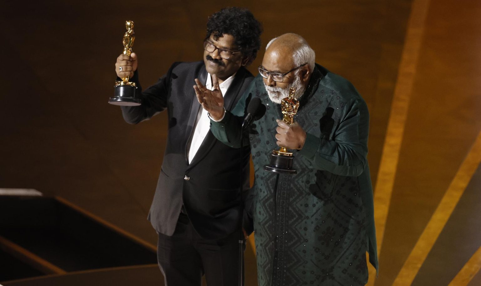 Chandrabose (izquierda) y M.M. Keeravaani después de ganar el óscar a la mejor canción original por 'Naatu Naatu'. EFE/EPA/ETIENNE LAURENT