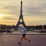 Fotografía cedida sin fechar por Jackson Gallagher donde aparece la fundadora y directora general de la ONG The Thirst Foundation (Fundación de la Sed), la australiana Mina Guli, mientras corre el maratón número 109 de 200 frente a la Torre Eiffel, en París (Francia). EFE/Jackson Gallagher /SOLO USO EDITORIAL/NO VENTAS/SOLO DISPONIBLE PARA ILUSTRAR LA NOTICIA QUE ACOMPAÑA/CRÉDITO OBLIGATORIO