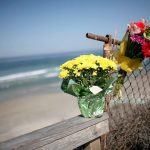 Un ramo de flores en una playa en San Diego (California), en memoria de las ocho personas que fallecieron al naufragar 2 embarcaciones. Imagen de archivo. EFE/SEAN MASTERSON