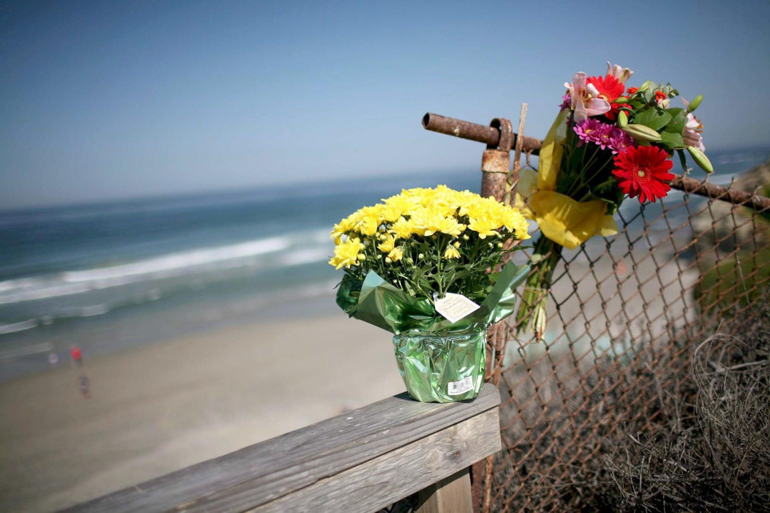 Un ramo de flores en una playa en San Diego (California), en memoria de las ocho personas que fallecieron al naufragar 2 embarcaciones. Imagen de archivo. EFE/SEAN MASTERSON