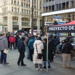 Repartidores del grupo Justice Workers Project y otros repartidores independientes discuten durante una manifestación, organizada hoy frente a la Alcaldía de Nueva York (EE. UU). Un acto de protesta organizado este martes en Nueva York por el grupo de repartidores de comida neoyorquino Justice Workers Project para pedir un salario digno, terminó en una trifulca entre representantes de esta asociación y una treintena de repartidores que rechazan su mediación ante las autoridades. EFE/Jorge Fuentelsaz