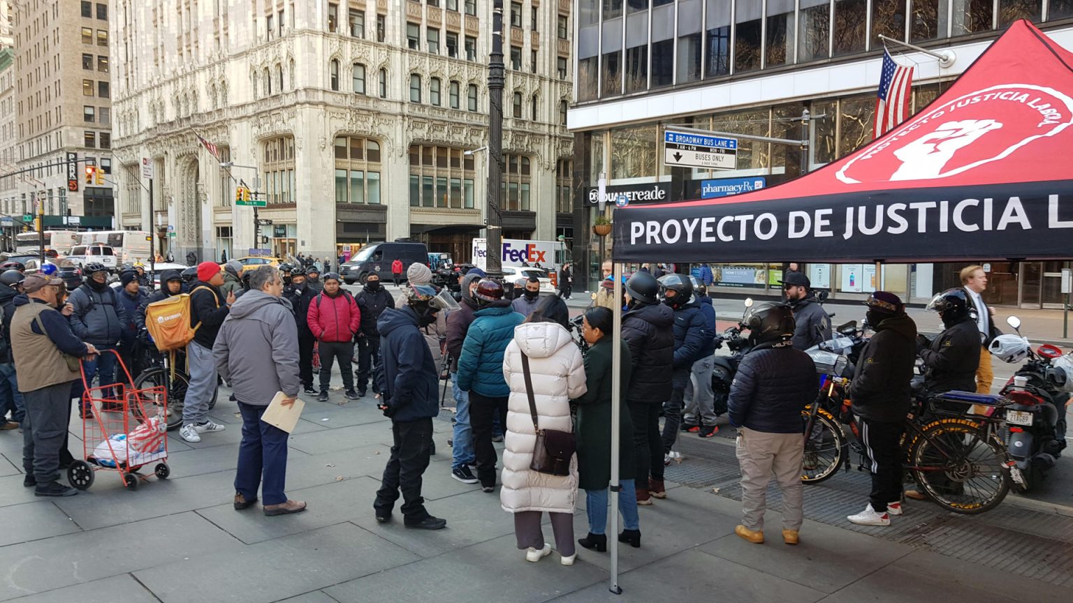 Repartidores del grupo Justice Workers Project y otros repartidores independientes discuten durante una manifestación, organizada hoy frente a la Alcaldía de Nueva York (EE. UU). Un acto de protesta organizado este martes en Nueva York por el grupo de repartidores de comida neoyorquino Justice Workers Project para pedir un salario digno, terminó en una trifulca entre representantes de esta asociación y una treintena de repartidores que rechazan su mediación ante las autoridades. EFE/Jorge Fuentelsaz