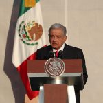 El presidente de México, Andrés Manuel López Obrador (c), participa en un evento por el 85 aniversario de la expropiación petrolera en la explana del Zócalo de Ciudad de México (México). EFE/ Sáshenka Gutiérrez