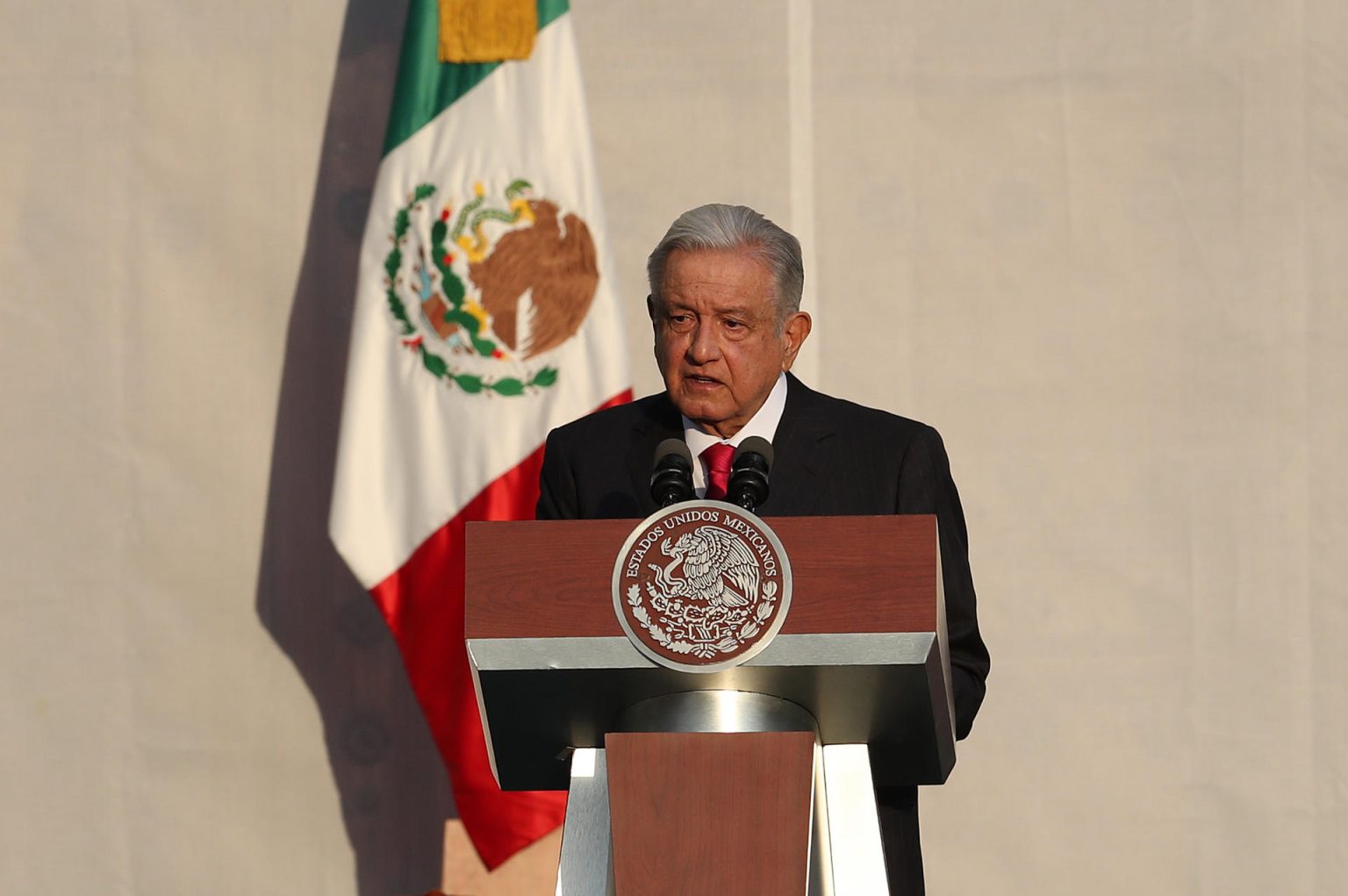 El presidente de México, Andrés Manuel López Obrador (c), participa en un evento por el 85 aniversario de la expropiación petrolera en la explana del Zócalo de Ciudad de México (México). EFE/ Sáshenka Gutiérrez