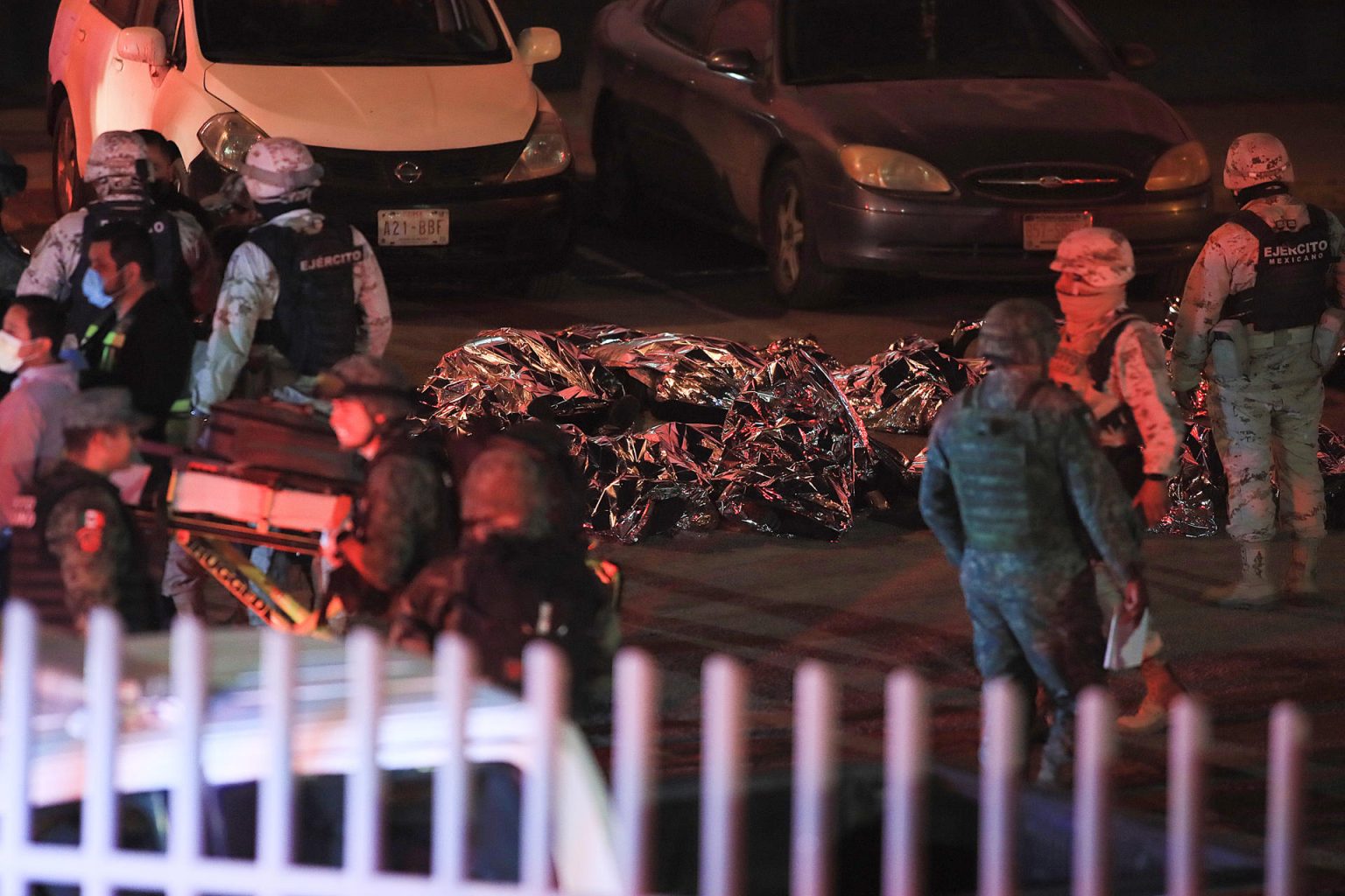 Fotografía de los cuerpos de migrantes fallecidos durante un incendio en las instalaciones del Instituto Nacional de Migración (INM), la noche del 27 de marzo de 2023, en Ciudad Juárez, Chihuahua (México). EFE/Luis Torres