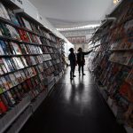 Dos asistentes buscan libros en la Feria Internacional del Libro en Guadalajara, Jalisco. Imagen de archivo. EFE/Sáshenka Gutiérrez