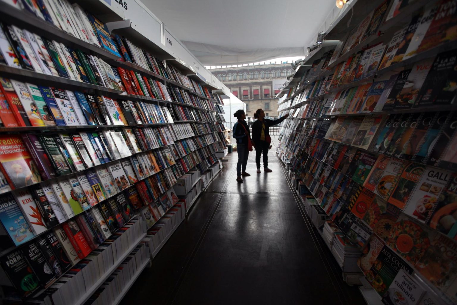 Dos asistentes buscan libros en la Feria Internacional del Libro en Guadalajara, Jalisco. Imagen de archivo. EFE/Sáshenka Gutiérrez