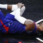 Paul George de Los Angeles Clippers permanece en el piso tras sufrir una lesión en su rodilla ante los Oklahoma City Thunder en el Crypto.com Arena, en Los Ángeles, California (EE.UU.), este 21 de marzo de 2023. EFE/EPA/Caroline Brehman